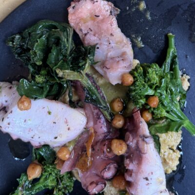 Polpo rosticciato con cime di rapa, crema di ceci e ceci scottati